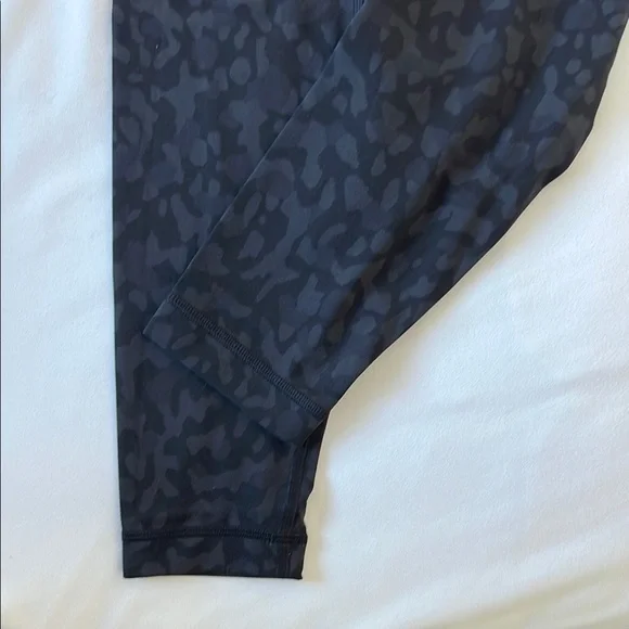 Women’s size 4 Lululemon Leggings - Picture 4 of 4